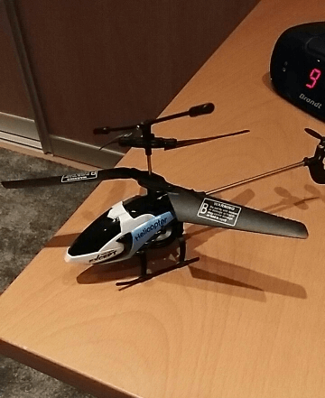 Вертолёт дистанционного управления с AliExpress на столе