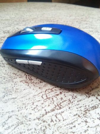 Беспроводная компьютерная мышь с AliExpress сбоку