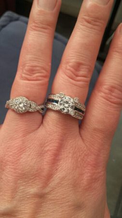 Модное женское кольцо с AliExpress на пальце
