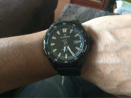 Мужские наручные кварцевые часы с Aliexpress на руке