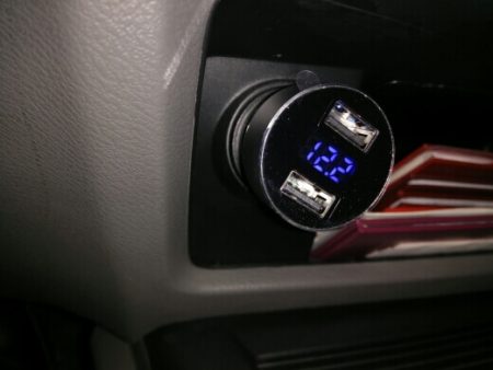Зарядное устройство в автомобиль с AliExpress в машине