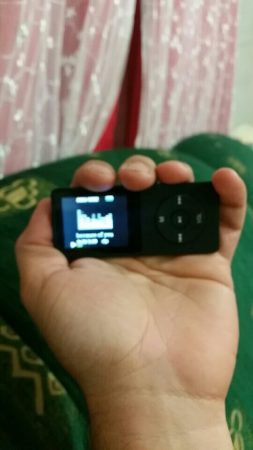 Многофункциональный MP3-плеер с AliExpress в руке