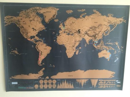 Карта мира со стираемым слоем с AliExpress на стене