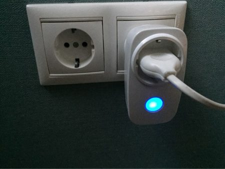 Оригинальная умная розетка с Aliexpress в работе