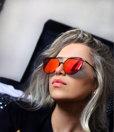 Стильные женские солнцезащитные очки с AliExpress на девушке