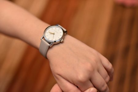 Стильные женские наручные часы с AliExpress на руке