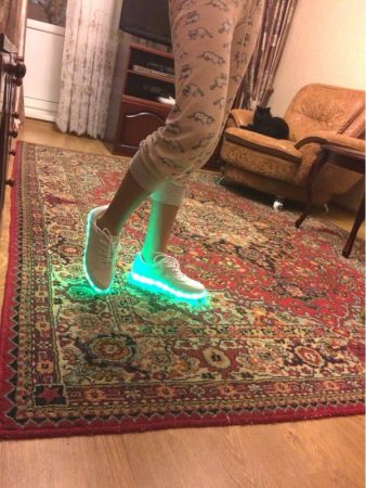 Светодиодные кроссовки для девушек и парней с AliExpress на мне