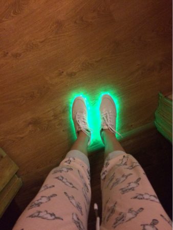 Светодиодные кроссовки для девушек и парней с AliExpress внешний вид