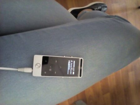 Хороший MP3-плеер с сенсорным экраном с AliExpress на зарядке