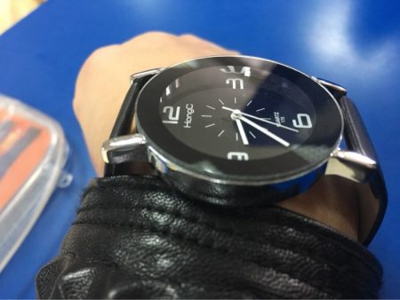 Элегантные женские часы Yazole с AliExpress на руке